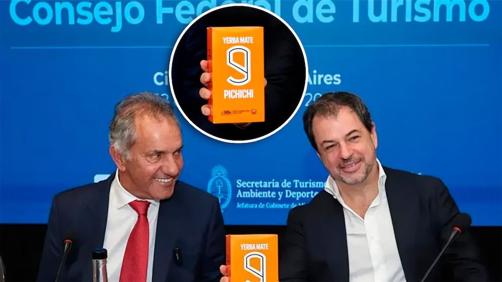 El peculiar paquete de yerba que le regaló Daniel Scioli al presidente del Consejo Federal del Turismo, Valentín Díaz Gilligan (Gentileza Diario Popular)