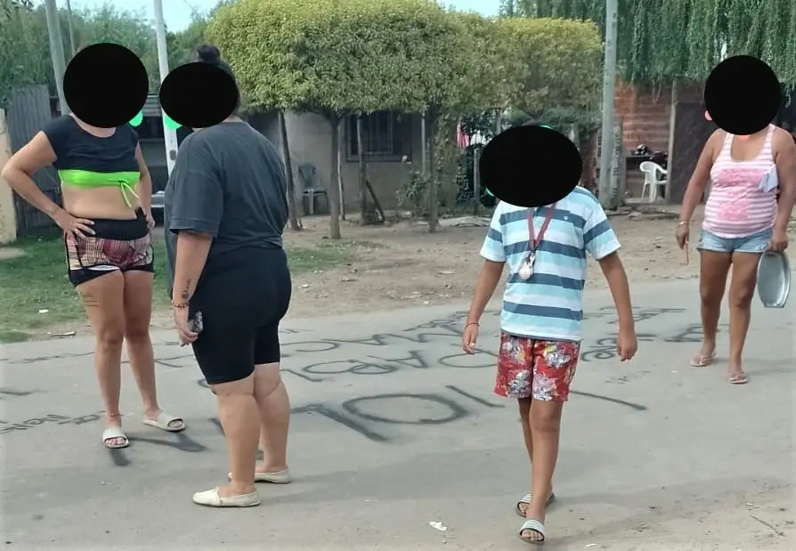 Una mujer radicó la denuncia luego de que su hijo de 17 años le contara que la expareja de su hermana lo sometió a prácticas sexuales cuando tenía entre 9 y 12. Otra expareja del acusado, enterada de la situación, le preguntó a sus hijas si les había pasado algo con él y una de ellas, de 9 años, contó que la manoseaba en la cama.