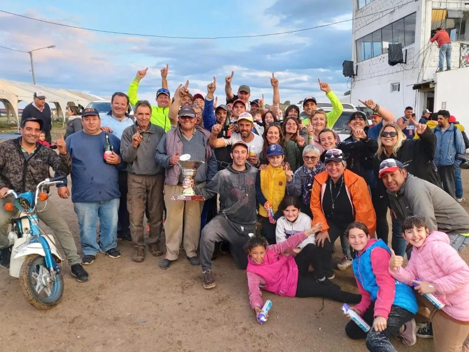 Castañino, trofeo en mano, en una celebración con su gente. (Foto José Luis Dechiara).