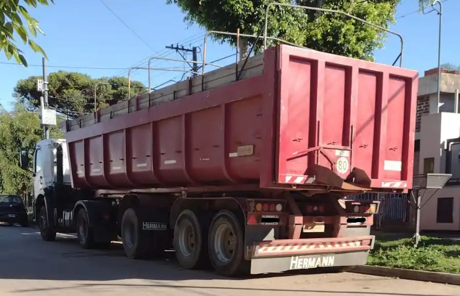 Reclamo por un camión que “ocupa un montón de espacio”