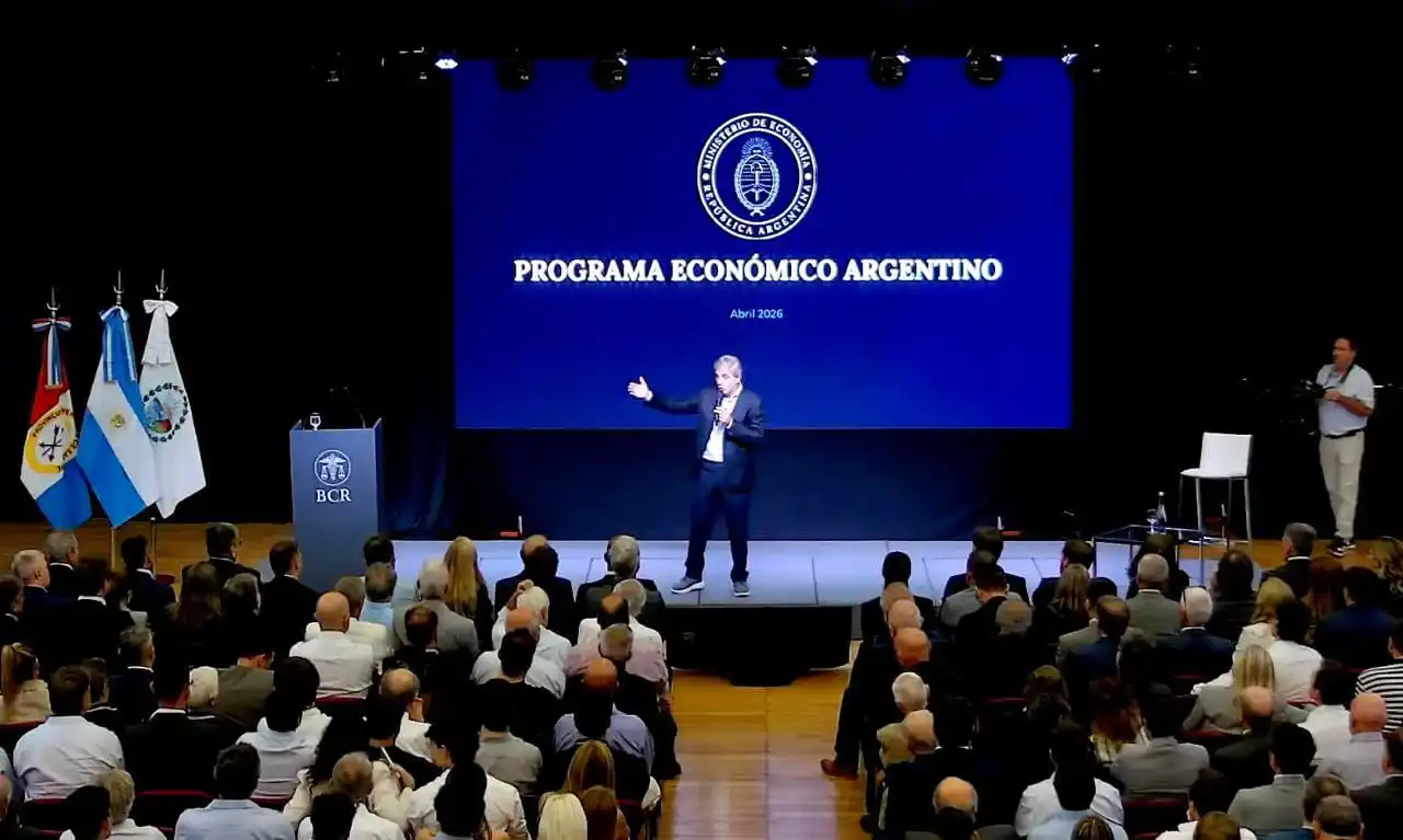 Caputo habló casi una hora en la Bolsa de Comercio de Rosario