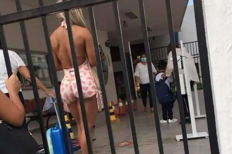 Una modelo fue al colegio de su hijo en malla y familiares de alumnos se quejaron: “Es inapropiado”