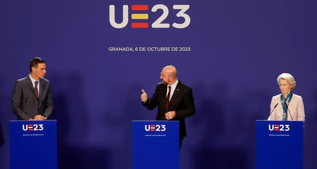 Pedro Sanchez, Charles Michel y Ursula von der Leyen este viernes en la cumbre en Granada. Foto: Reuters