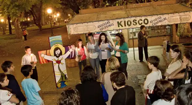 Niños y jóvenes vivieron con gran emoción el Vía Crucis en el Viernes Santo