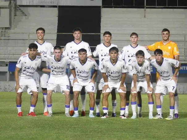 La Reserva cremosa ganaba 2 a 0 y terminó cayendo 3 a 2 en Santiago del Estero.Foto: @OficialAMSyD