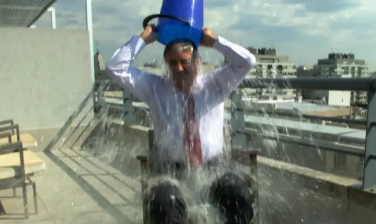 Ice Bucket Challenge: Aníbal Fernández se sumó a la campaña del baldazo de agua