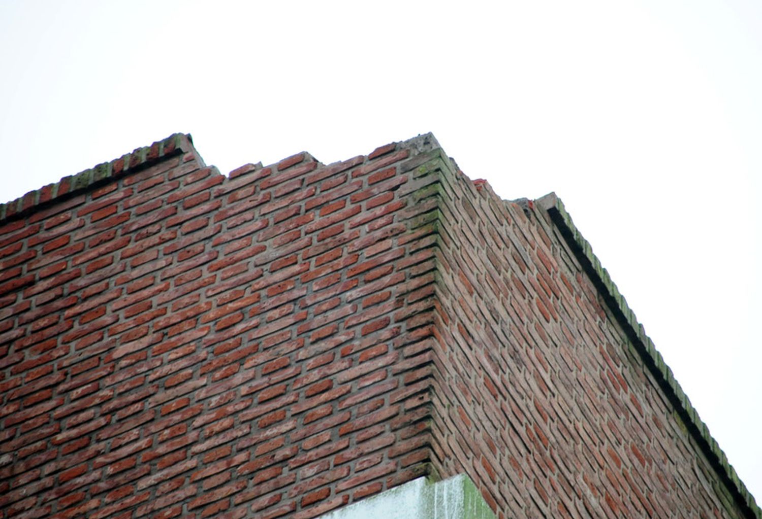 Un rayo impactó sobre un muro de la terraza del edificio de 9 de Julio y Maipú