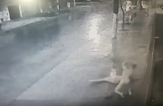 Video: brutal ataque de un hombre desnudo a una mujer en la calle