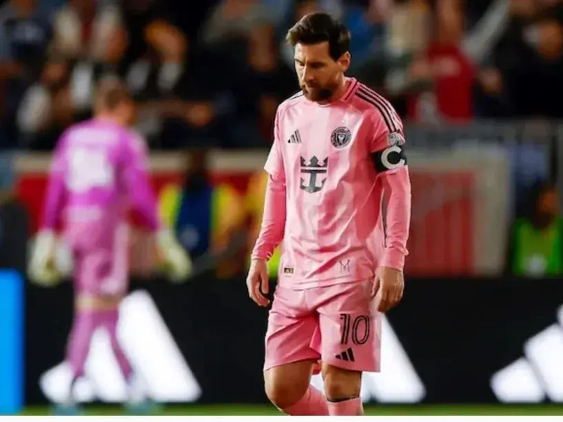 Lionel Messi comenzó como suplente en la derrota 2 a 0 de Inter Miami ante New York RB. Foto: AP