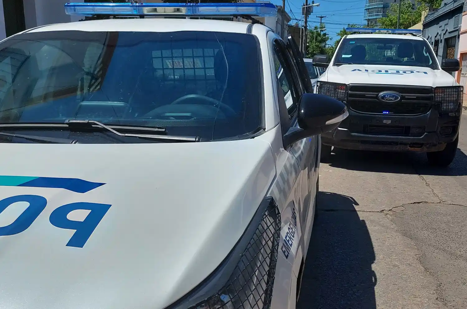 La policía procuraba dar con los delincuentes.