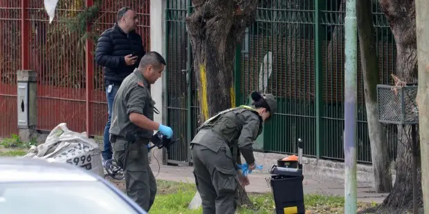 Tiroteo entre un custodio de Cartasegna y otros dos hombres frente a la casa del fiscal