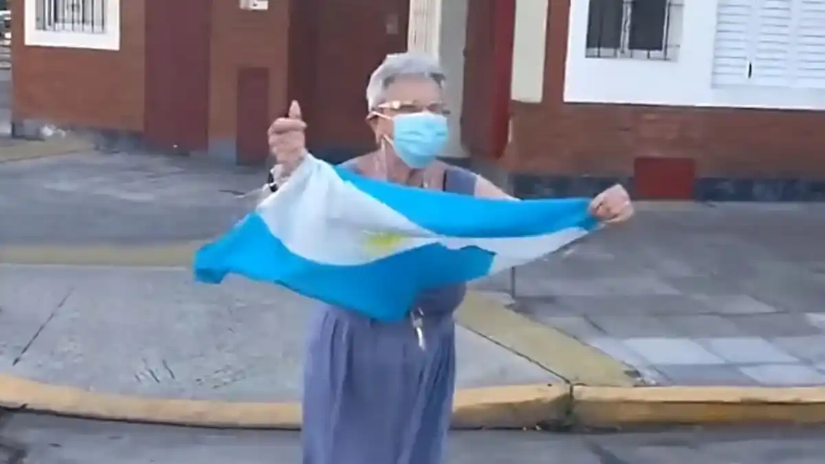 Así festejaba la abuela los triunfos de la Selección argentina (Foto: Captura TikTok).