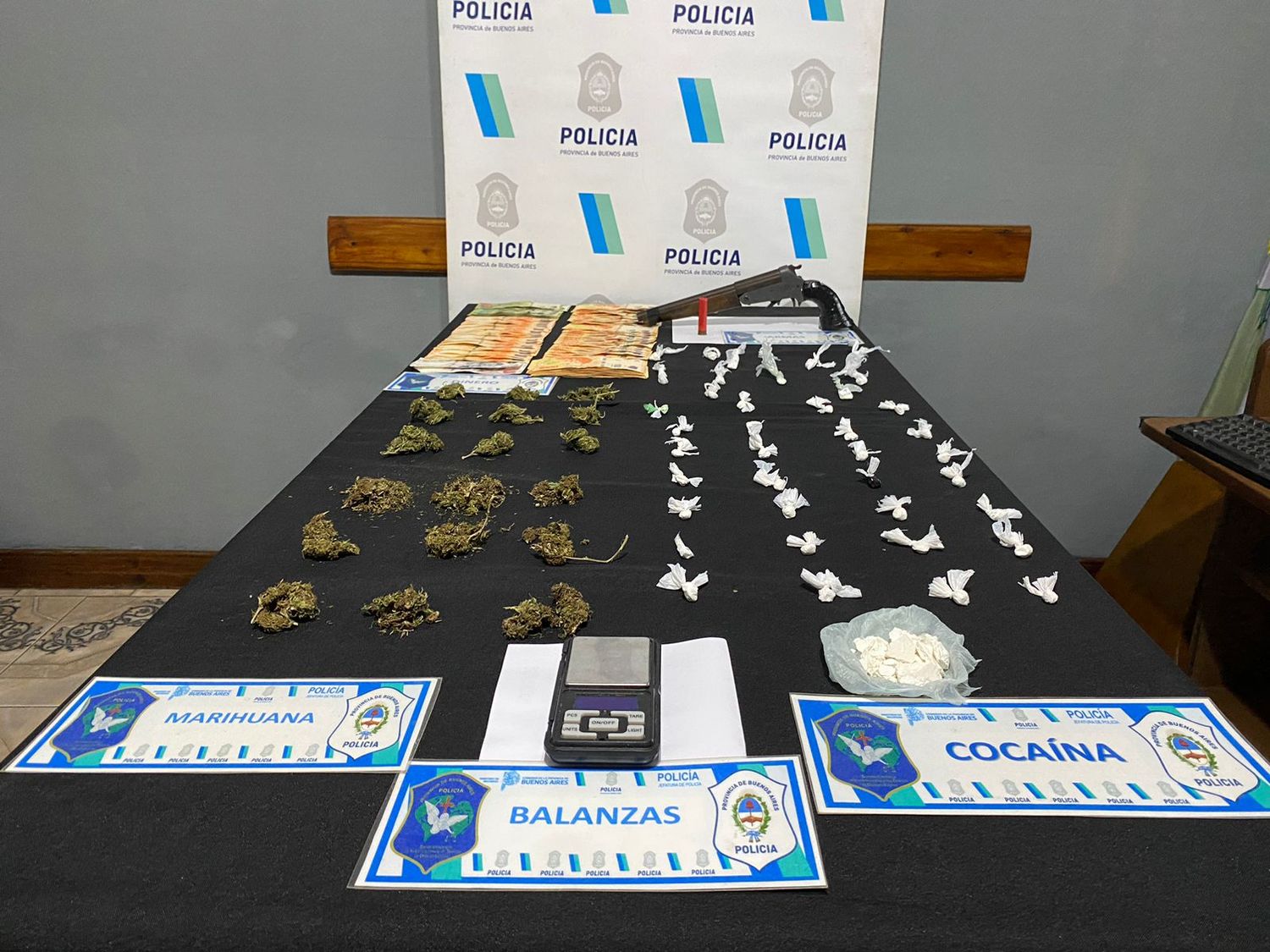 Los elementos secuestrador por la policía de la división Drogas Ilícitas.