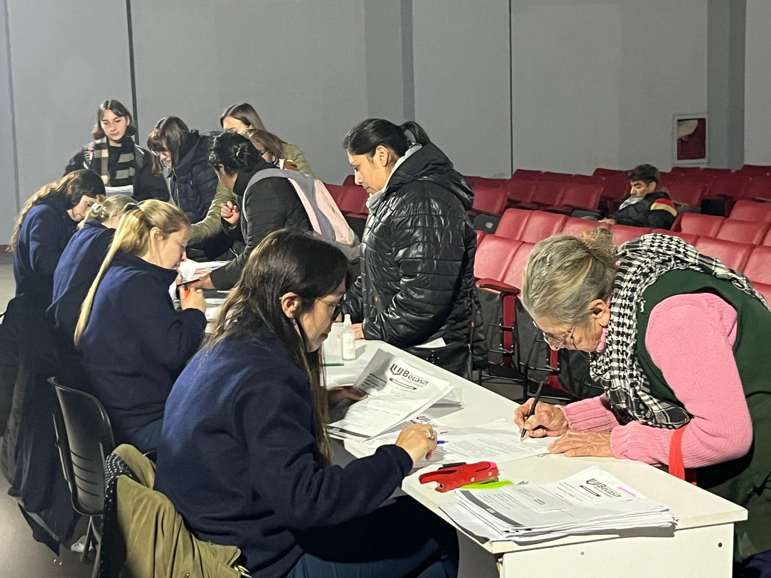 Quienes son de nivel primera y secundario, se priorizan los alumnos que concurren a la escuela pública.