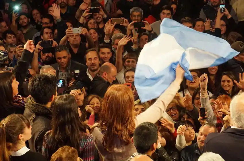 Cristina acusó a Macri de ejecutar «una manipulación de los resultados»