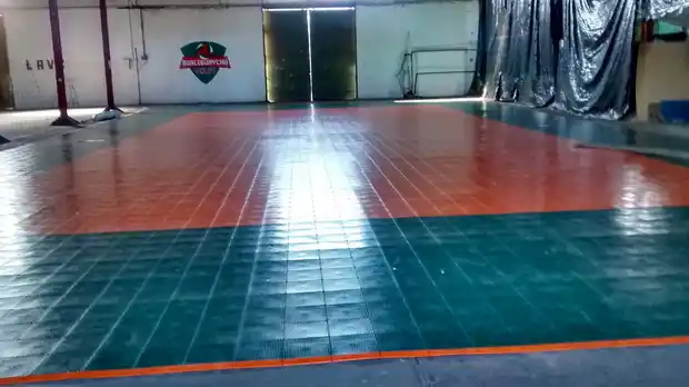 Nuevo piso deportivo para el vóley, en una de las naves portuarias  