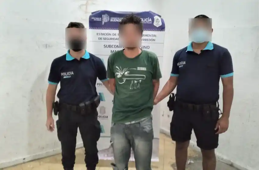 Un "carterista" fue atrapado con "las manos en la masa"