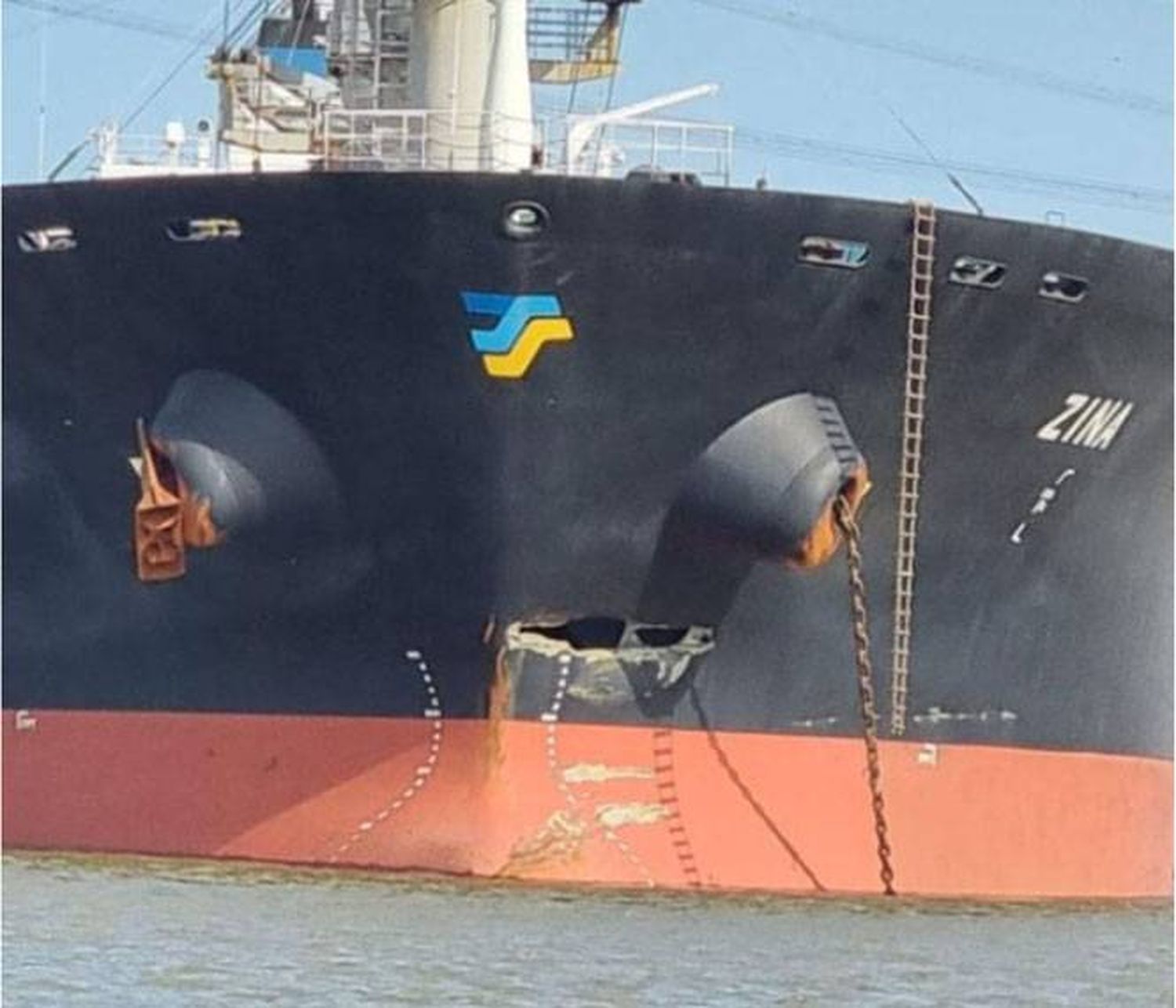 Un barco carguero impactó contra el  Puente de Zárate - Brazo Largo