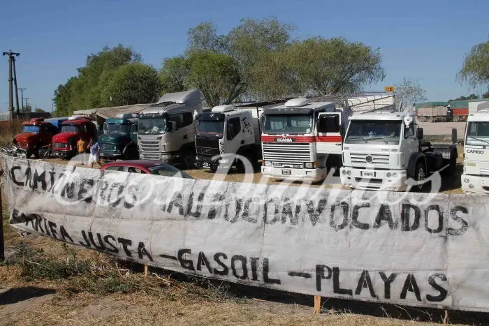 Transportistas siguen en las rotondas