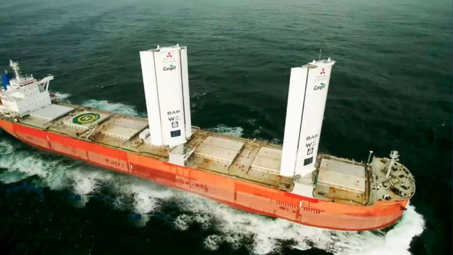 Histórico: un buque con propulsión eólica es cargado en Bahía Blanca