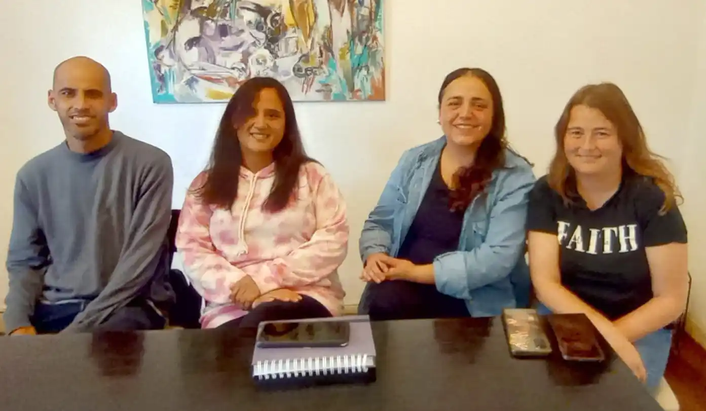 Trabajo articulado. La abogada Laura Carnicero del Servicio Local (a la derecha) con los referentes Gastón Cabello, Jacqueline Franqui y Natalia Alegre de Envión, Barrio Cultura y Barrio Adentro