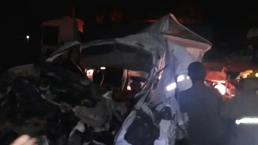 Tres muertos en un choque entre dos camiones y una trafic