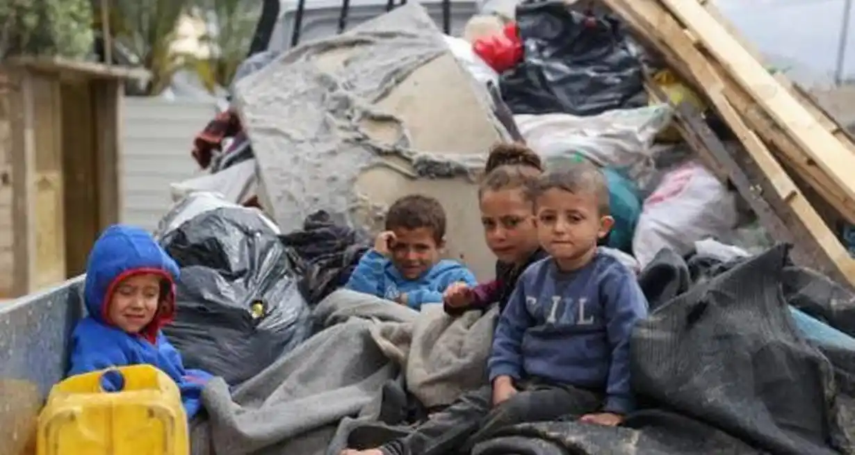 Los fuertes bombardeos y disparos alcanzan las tiendas de las familias gazatíes, obligándolas a dejar atrás las zonas más afectadas por la nueva ofensiva del Ejército israelí. Reuters