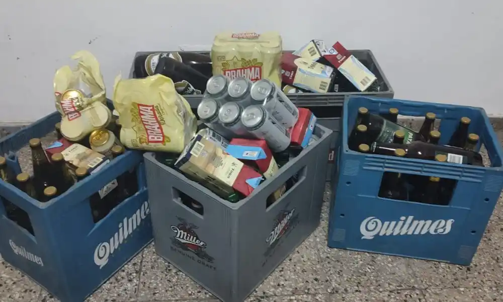 Roban bebidas y un parlante en un bar de Firmat