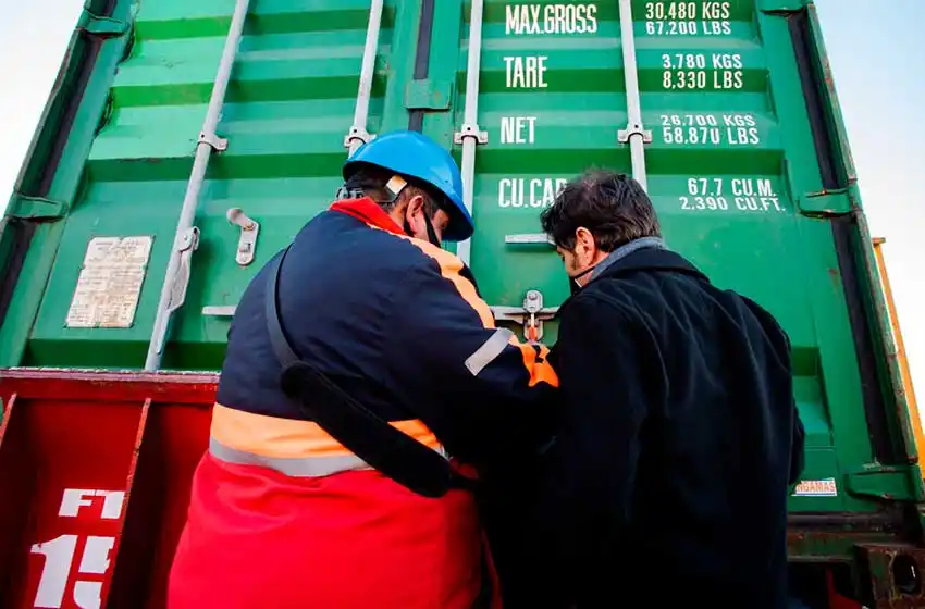 Kicillof recibió un buque con insumos médicos proveniente de China