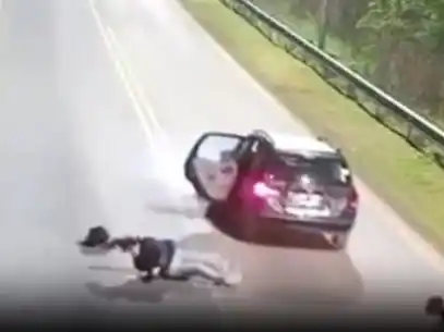 Una mujer se tiró de un Uber en movimiento cuando vio que el chofer había tomado un camino distinto