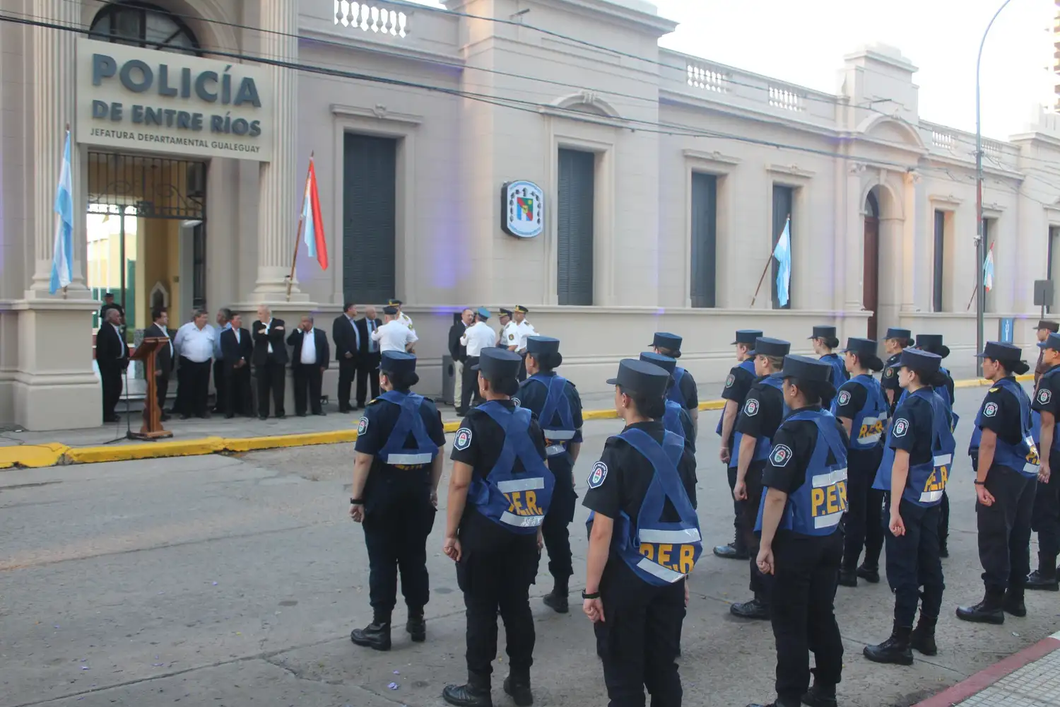 El acto se realizó frente a la sede policial.