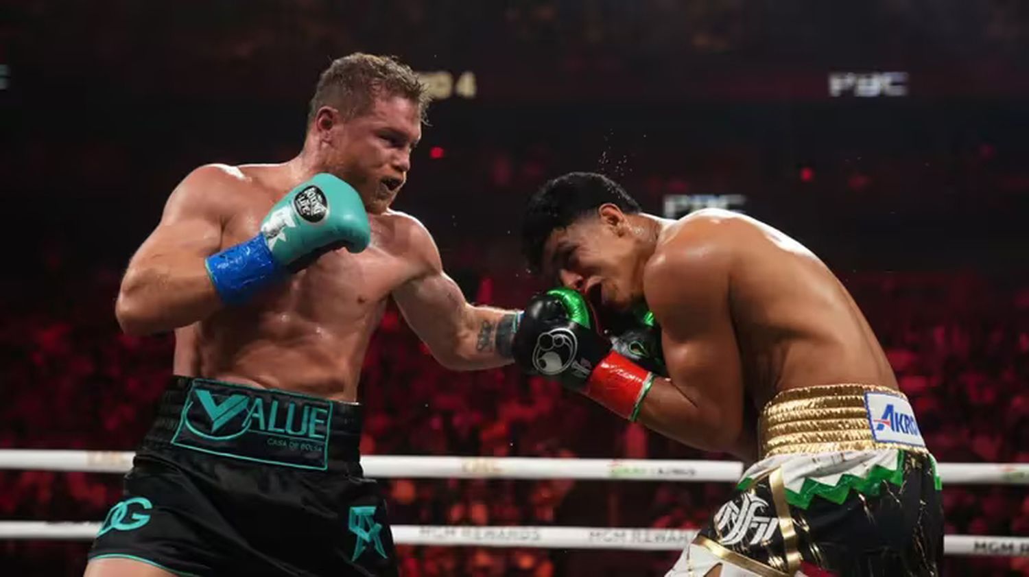 "Canelo" Álvarez retuvo sus títulos supermedianos por decisión unánime ante el mexicano Munguía