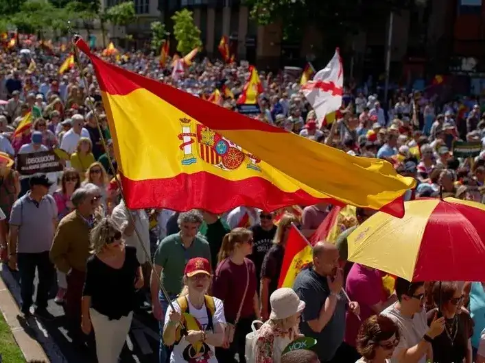 Una multitud exigió en Madrid la renuncia de Pedro Sánchez
