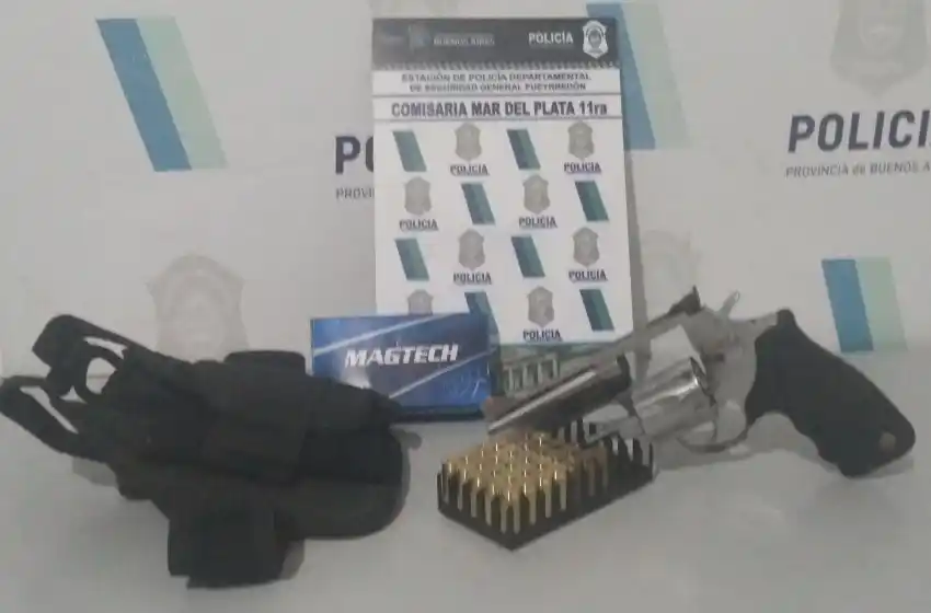 Agredió a su pareja y la amenazó con un arma de guerra