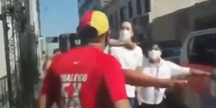 Venezolano aborda a candidato presidencial en Perú y este lo amenaza: “Los voy a expulsar a todos”