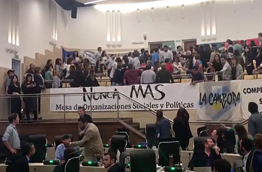 Bajo un clima de tensión y en una acalorada discusión, se aprobó la emergencia social