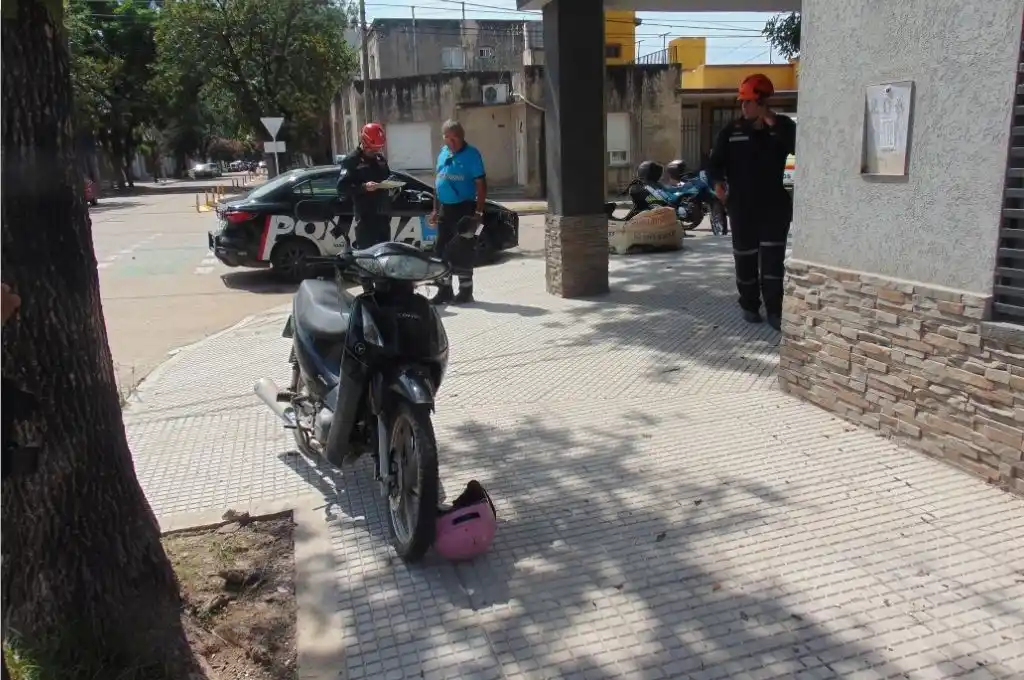 La conductora de la moto Corven 110 cc fue quien se llevó la peor parte.