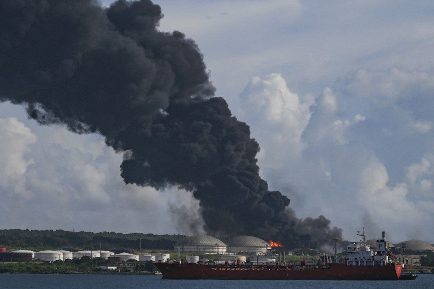 ¡FALTA UNO! Logran sofocar llamas de un depósito petrolero en Cuba