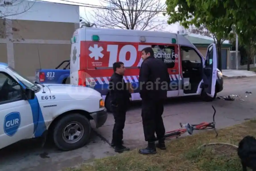 Un ciclista terminó con un golpe en la cabeza al chocar con un auto: el otro conductor se dio a la fuga