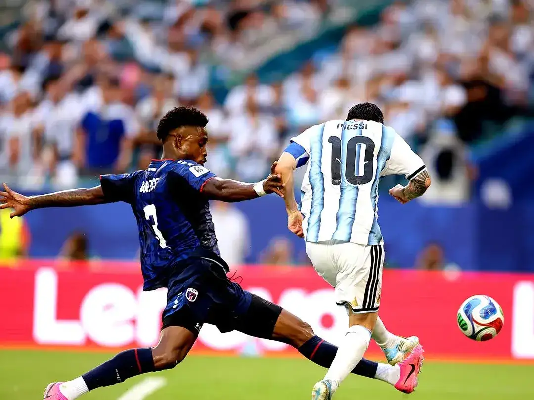 Messi define para el primer gol argentino.