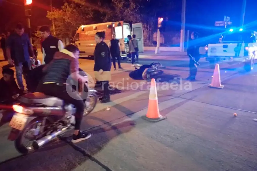 Choque entre dos motos en una esquina semaforizada terminó con dos personas en el Hospital