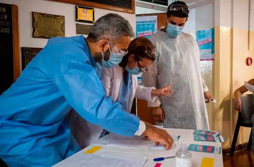 Unos 45 mil docentes y auxiliares de riesgo fueron inmunizados en la provincia de Buenos Aires