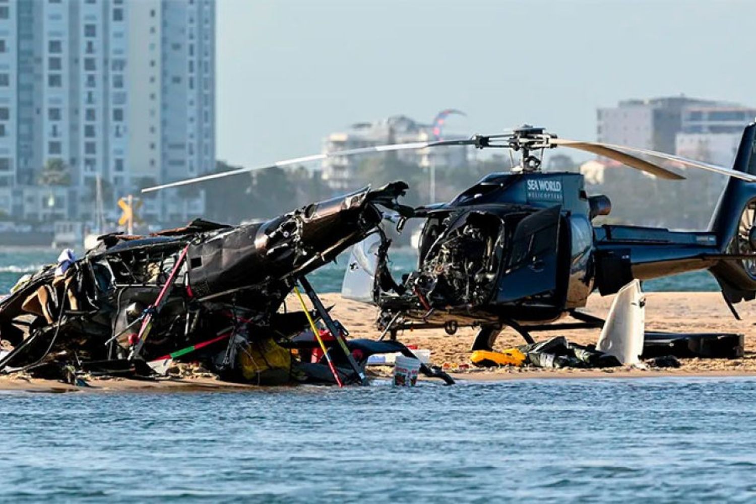 Cuatro muertos tras choque de dos helicópteros sobre playa con turistas: videos