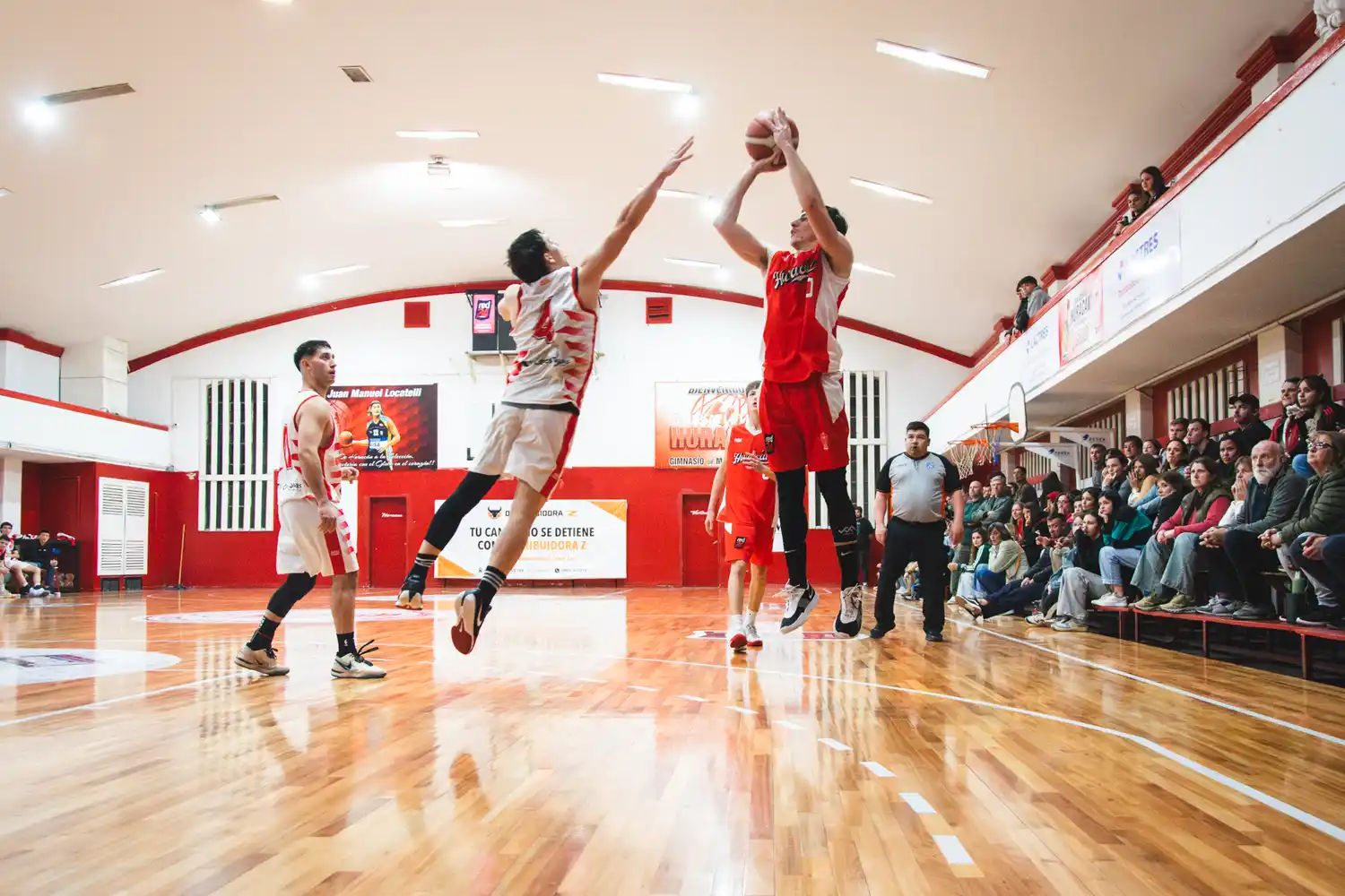 Huracán logró un triunfo como visitante ante Alumni de Orense por 78-69  (Foto: Archivo)