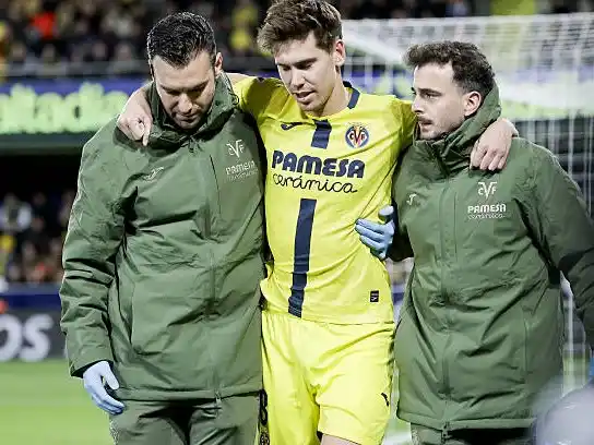 Foyth se retira lesionado de la cancha.
