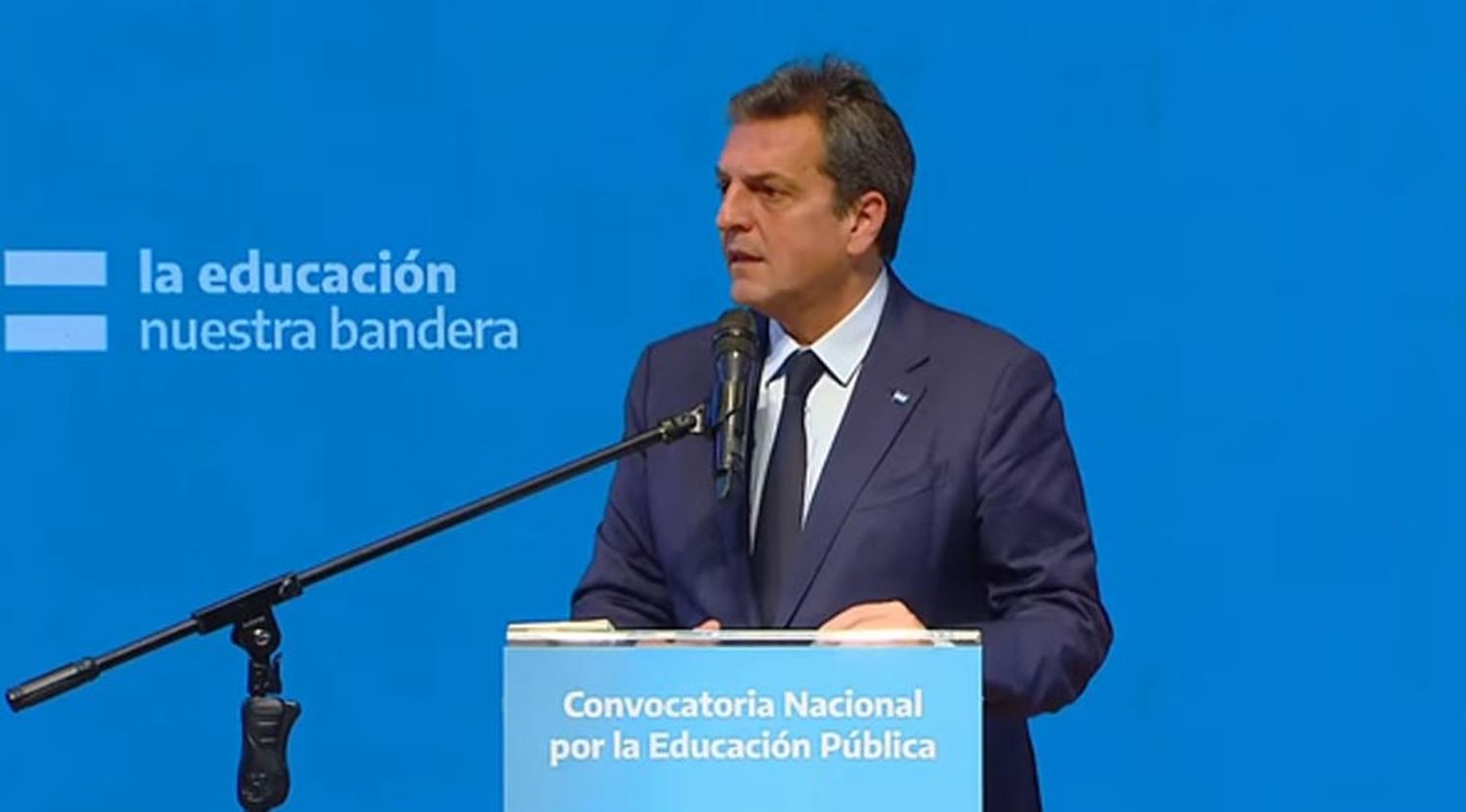 Massa llamó a "defender" la educación de quienes quieren "recortarla" al presentar proyecto de Ley
