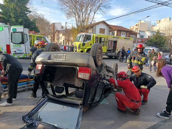 Choque y vuelco en el macrocentro: una persona quedó atrapada en el vehículo