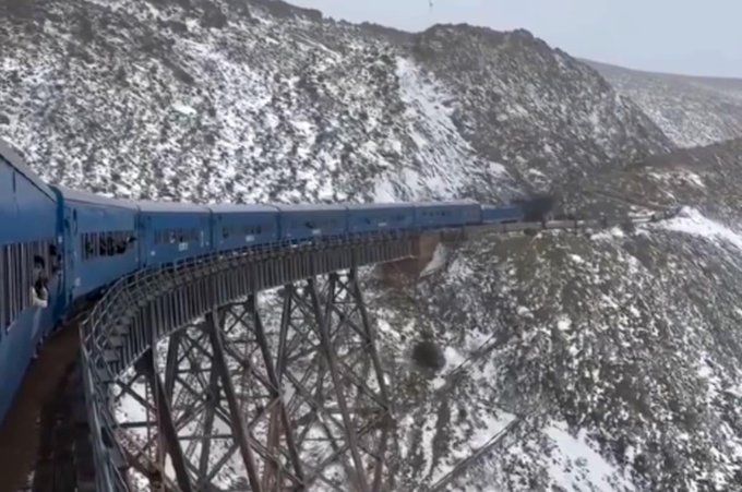 El Tren a las Nubes atravesó una histórica nevada en Salta