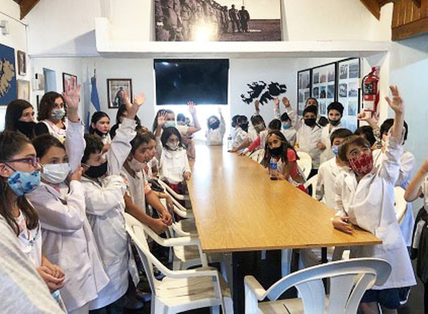 Malvinas: empezaron a asistir escuelas a la muestra del Centro de Veteranos