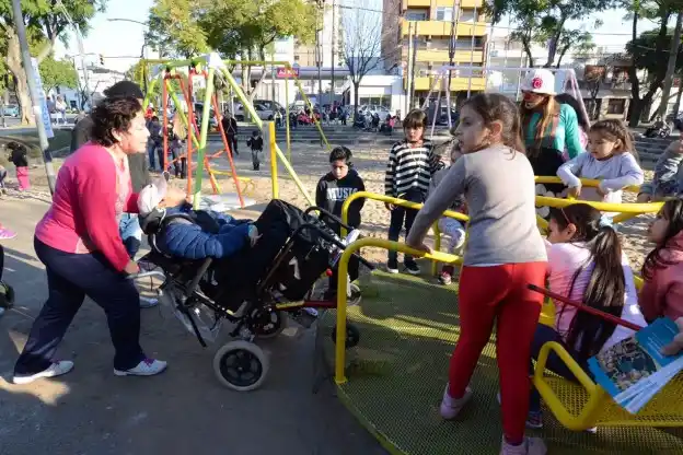 La plaza de de Saavedra y San Martín estrenó juegos inclusivos